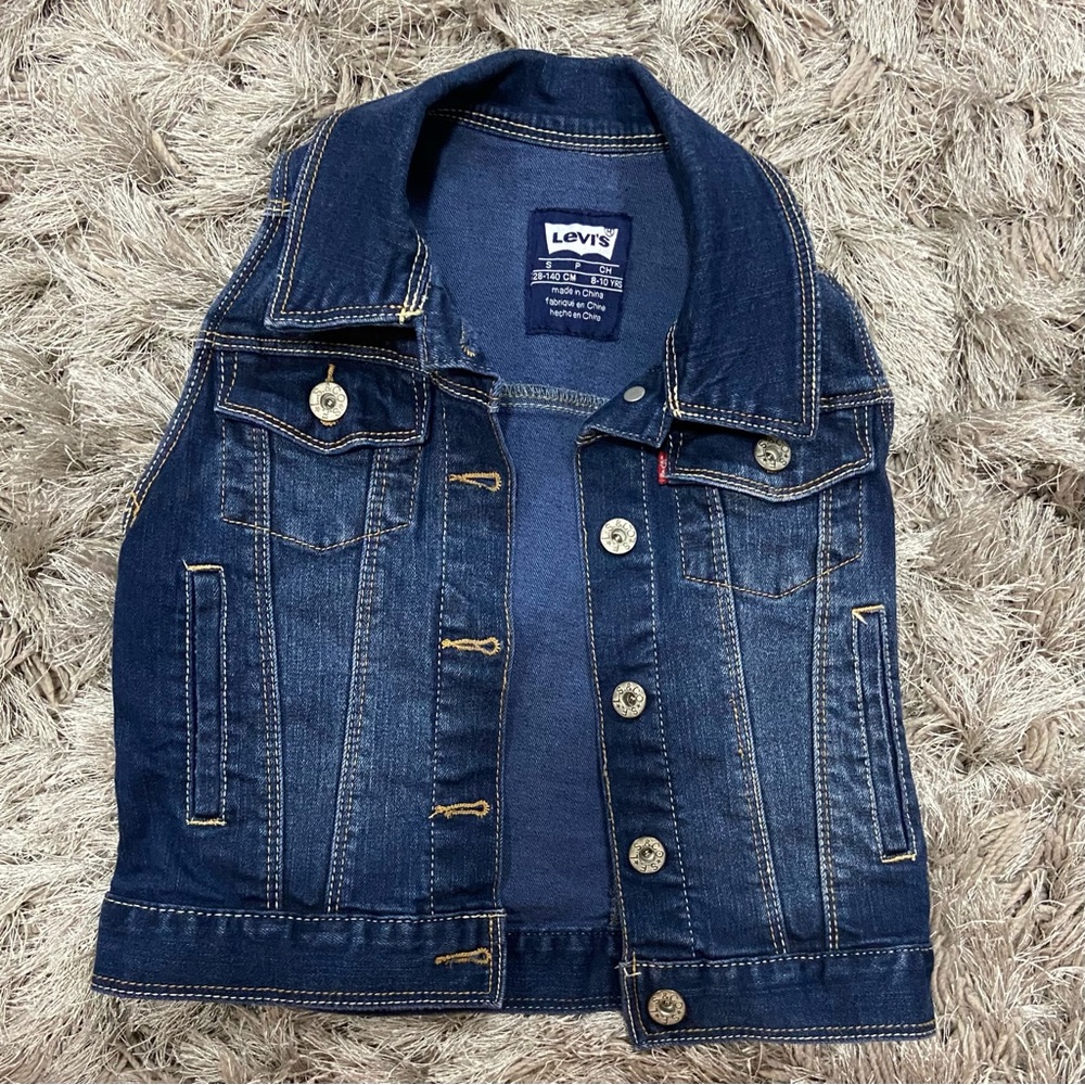 LEVI’S girls blue denim button down vest. Size 8-20yrs. Used.